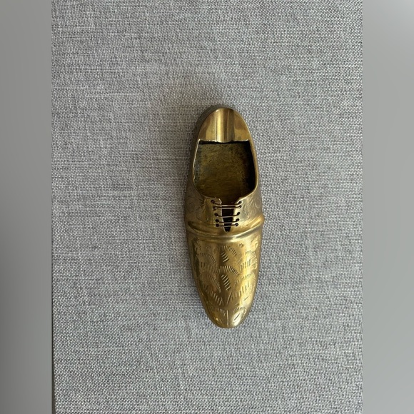 Vintage Brass Engraved Handcrafted Shoe Shape Ashtray, Paperweight, Collectible - Picture 6 of 8